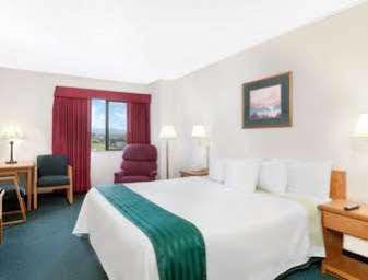 Wingate By Wyndham Center Hotel 3*